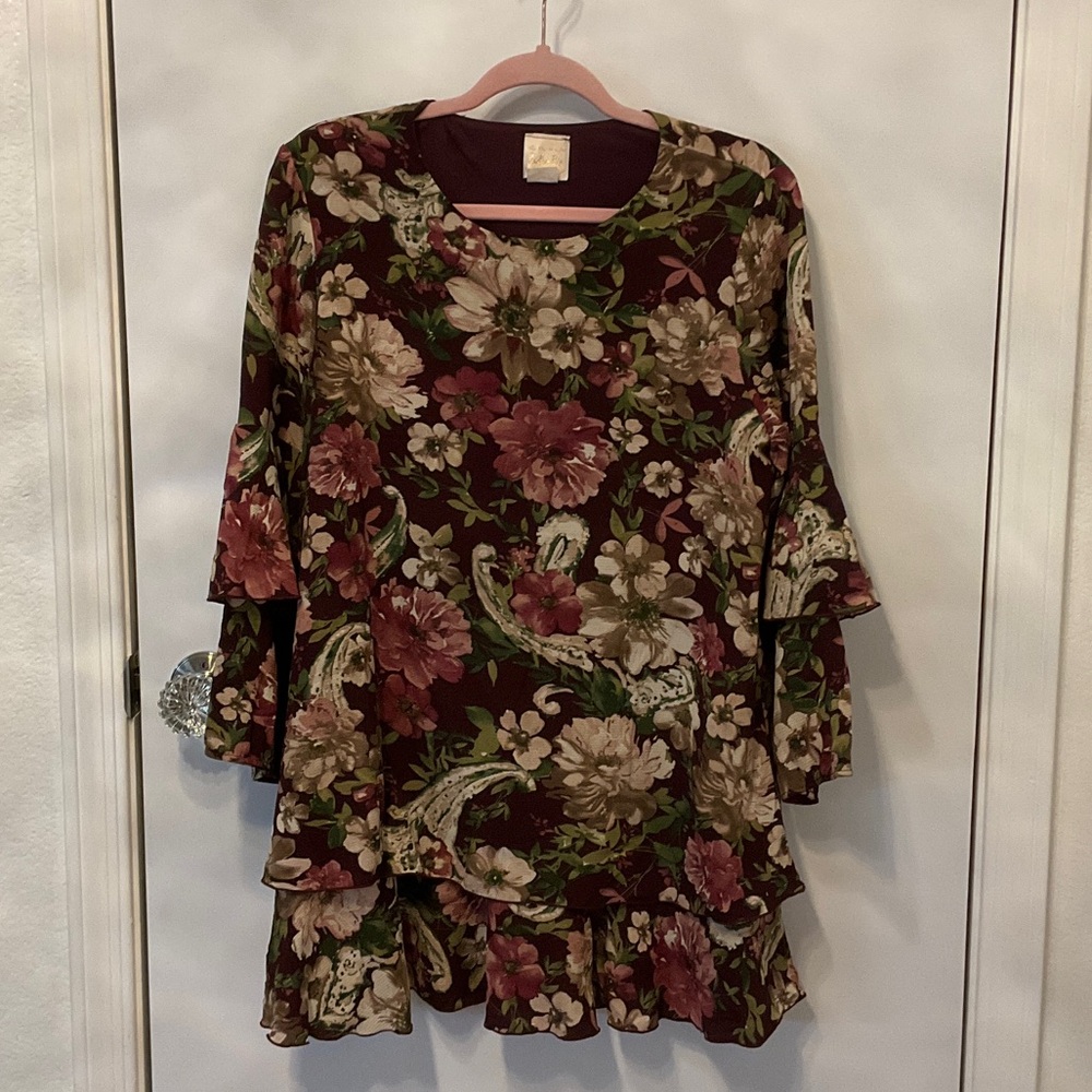 Ladies floral print burgundy top Size Medium